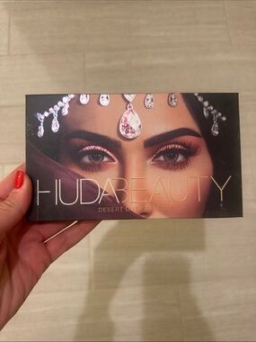HUDA BEAUTY Eyeshadow Palette - Rose, Bronze & Gold Tones